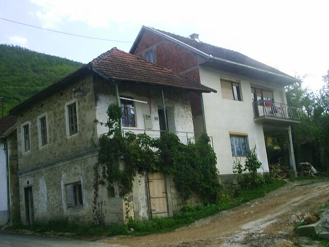 File:Kute pobliz Prozoru - valkou nezasazena ves, lid. architektu.jpg