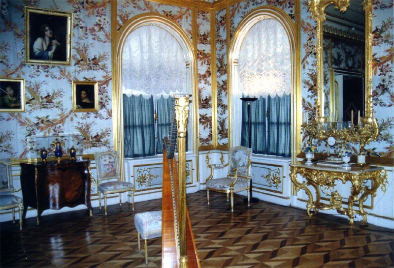 File:PeterhoffRoomWithHarp.jpg