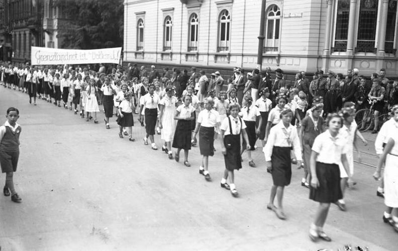 File:Bundesarchiv Bild 133-237, Worms, Aufmarsch der Deutschen Jungmädel.jpg