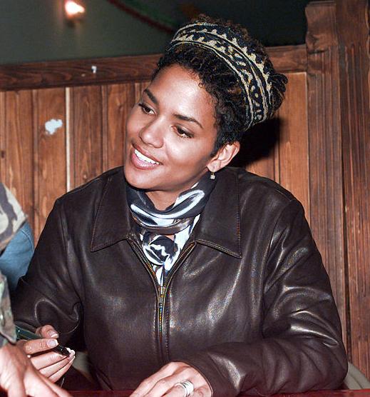 File:Halle Berry signs autographs for US soldiers in Bosnia-Herzegovina.jpg