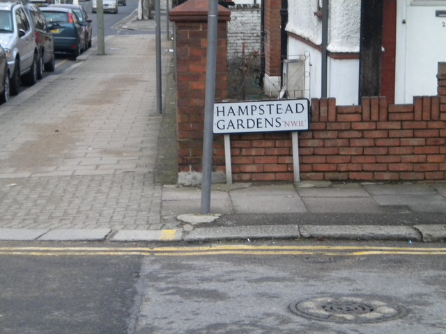 File:Street sign, Hampstead Gardens NW11 - geograph.org.uk - 1678301.jpg