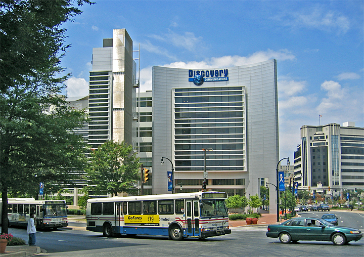 File:Discovery and buses in Silver Spring.jpg