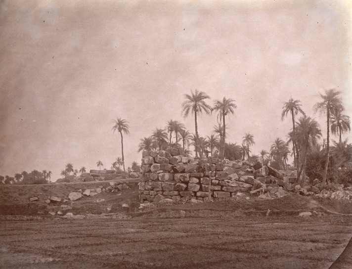 File:Old ruined gate of the fort, Bihar.jpg