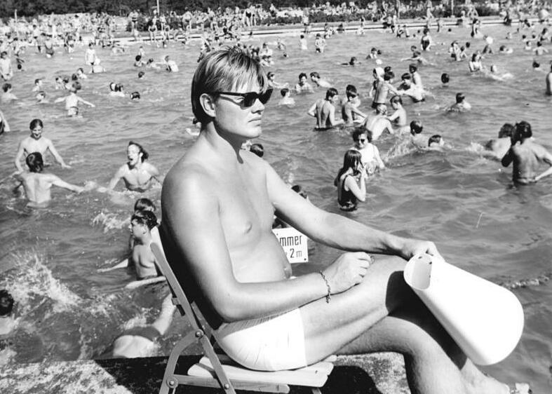 File:Bundesarchiv Bild 183-H0729-0035-001, Berlin, Freibad Pankow, Bademeister.jpg