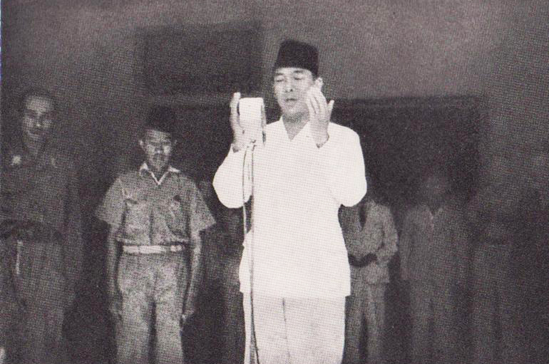 File:SoekarnoDoaProKemRI.jpg