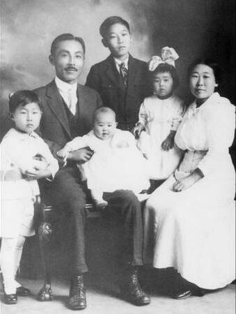 File:Ahn Changho (Ahn Chang-ho, 안창호, 安昌浩)'s family, 1917.jpg