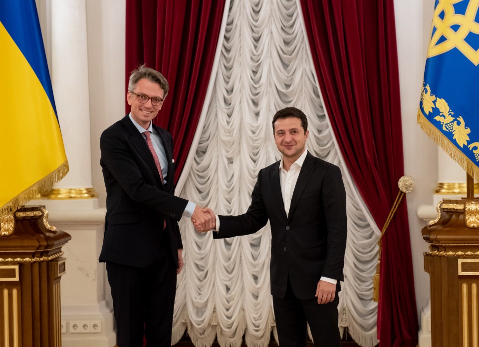 File:Президент України Володимир Зеленський та посол Швеції Тобіас Тиберг.jpg