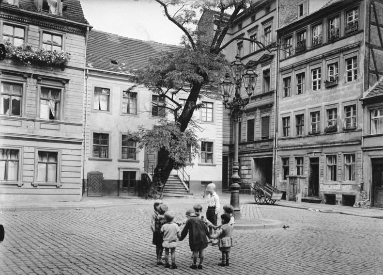 File:Bundesarchiv B 145 Bild-P063067, Berlin, Jüdenhof, Kinder beim Spielen.jpg