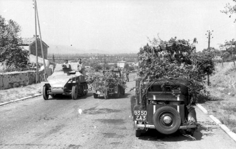 File:Bundesarchiv Bild 101I-722-0416-02, Frankreich, getarnte Fahrzeug auf Straße.jpg