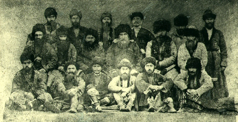 File:Ума Дуев и его соратники.jpg