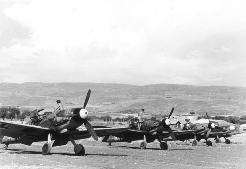 File:Bundesarchiv Bild 101I-468-1404-28, Italien, Flugzeuge Me 109 auf Feldflugplatz.jpg