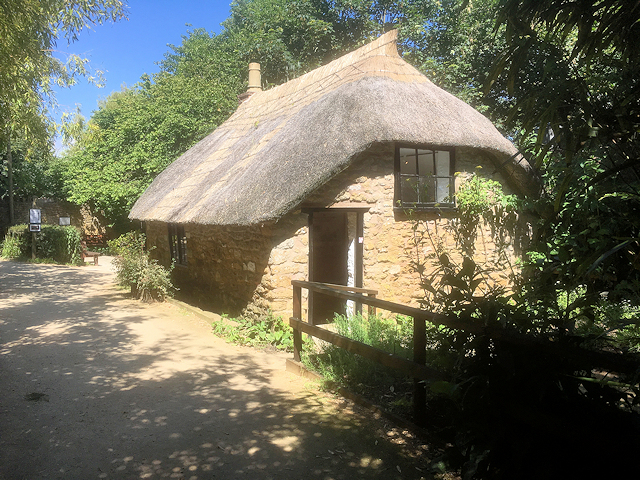 File:The Duck Decoyman's House - geograph.org.uk - 5438030.jpg