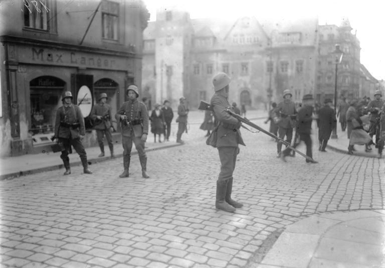 File:Bundesarchiv Bild 102-00189, Sachsen, Vorgehen der Reichswehr gegen Kommunisten.jpg
