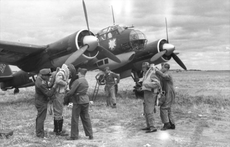 File:Bundesarchiv Bild 101I-402-0265-03A, Flugzeug Junkers Ju 88, Startvorbereitung.jpg