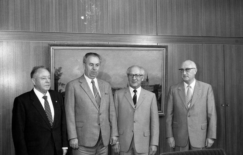 File:Bundesarchiv Bild 183-1983-0602-023, Berlin, Erich Honecker empfängt Jaromir Obzina.jpg