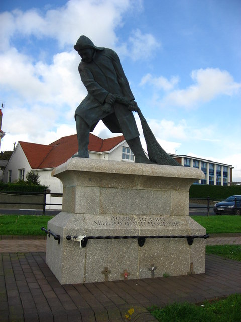 File:Memorial to fishermen on the Rath - geograph.org.uk - 950841.jpg
