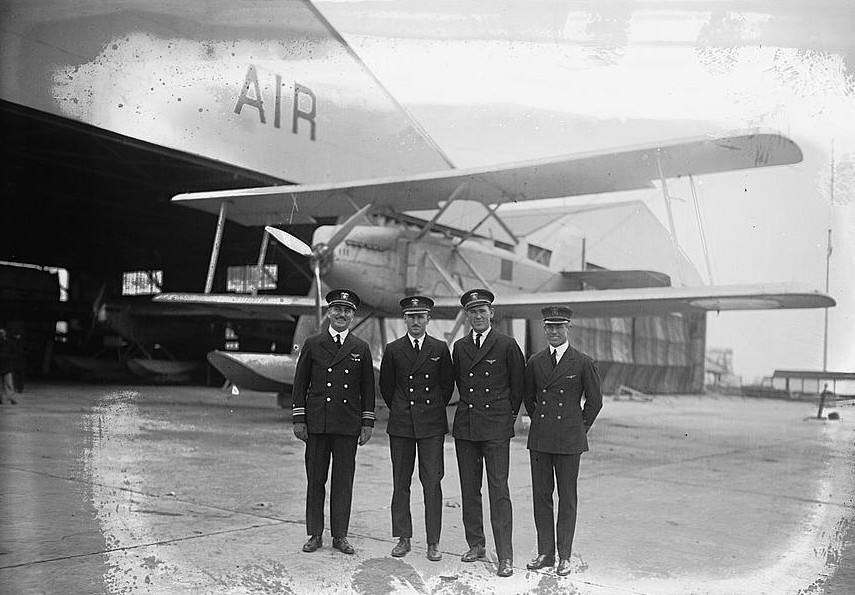 File:Curtiss CS with naval aviators 1924.jpg