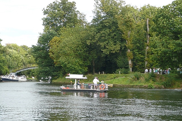 File:Shepperton Ferry.jpg