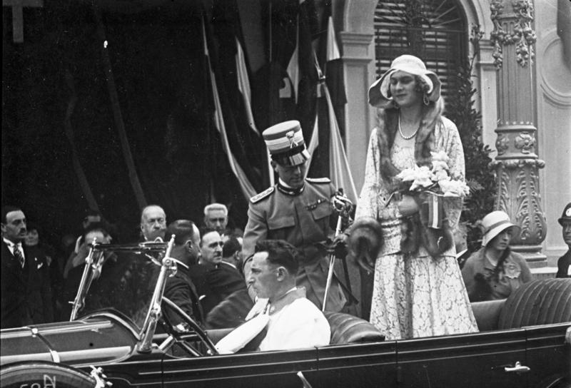 File:Bundesarchiv Bild 102-09783, Mailand, Italienisches Kronprinzenpaar.jpg