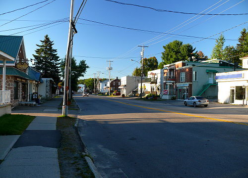 File:Riviere rouge QC.jpg