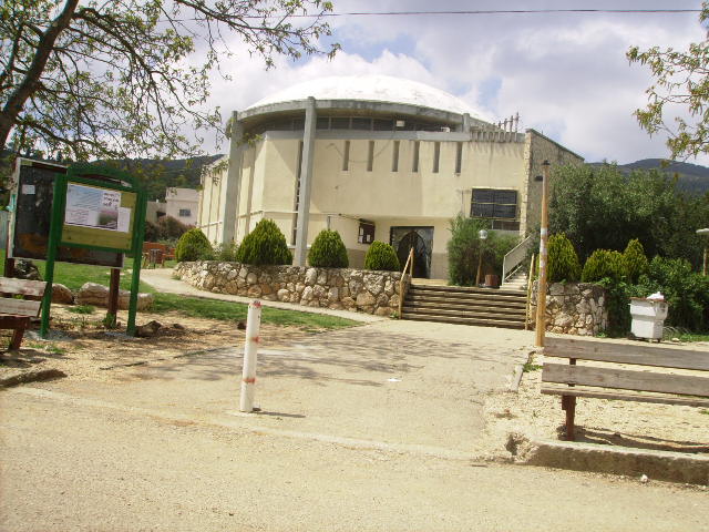 File:בית הכנסת מושב מירון.JPG