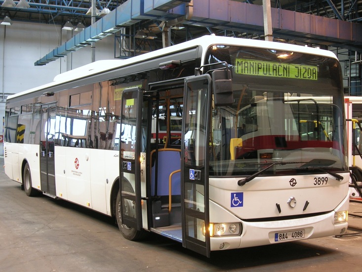 File:Crossway LE 12,8 pražského DP, který je upravený pro přepravu vozíčkářů.jpg
