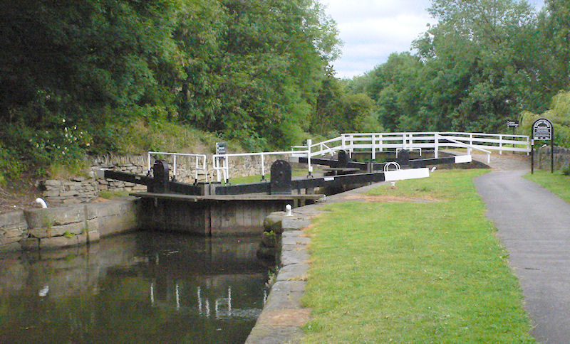 File:Ganny Lock and Bridge, Brighouse.jpg