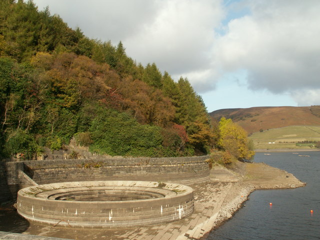 File:Ladybower Reservoir west bellmouth high and dry - geograph.org.uk - 1538242.jpg