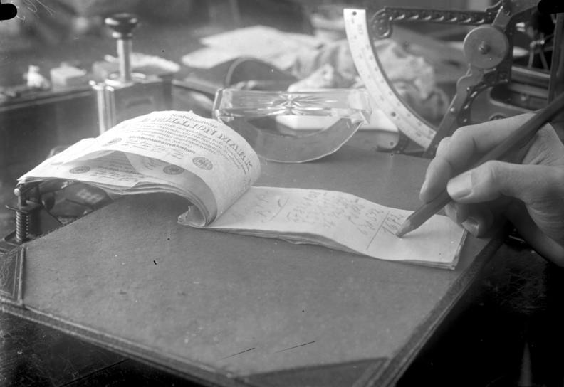 File:Bundesarchiv Bild 102-00193, Inflation, Ein-Millionen-Markschein.jpg