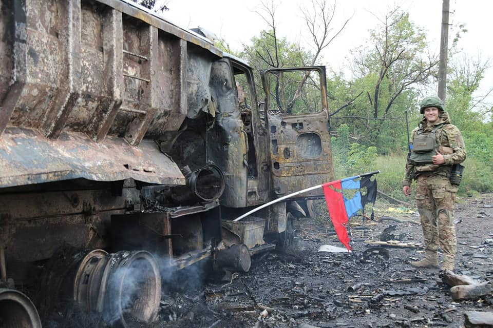 File:Ukrainian military with destroyed weapons of Donetsk separatists, September 23, 2022.jpg