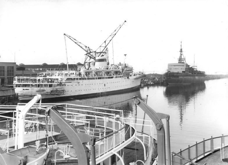 File:Bundesarchiv Bild 183-58610-0003, Wismar, Mathias-Thesen-Werft, Ausrüstungskai.jpg