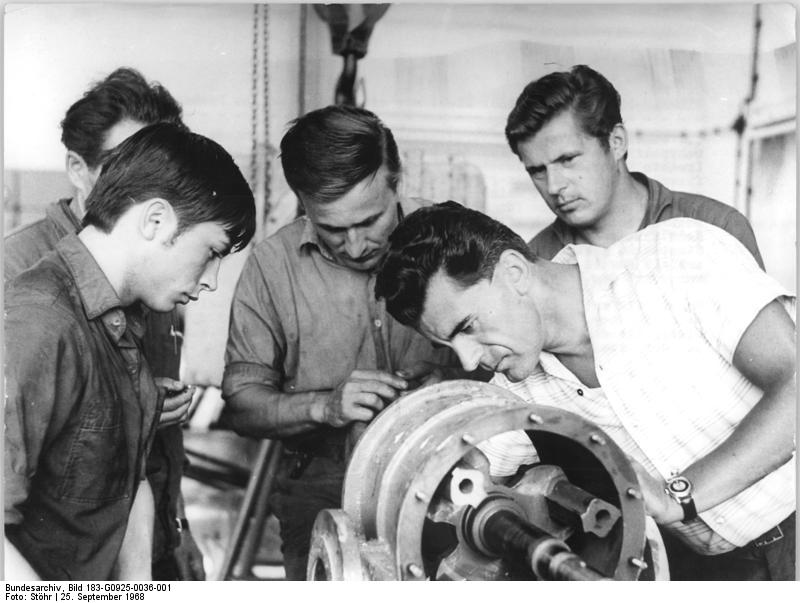 File:Bundesarchiv Bild 183-G0925-0036-001, Chemiefaserwerk Guben, Meister der Zentralwerkstatt.jpg