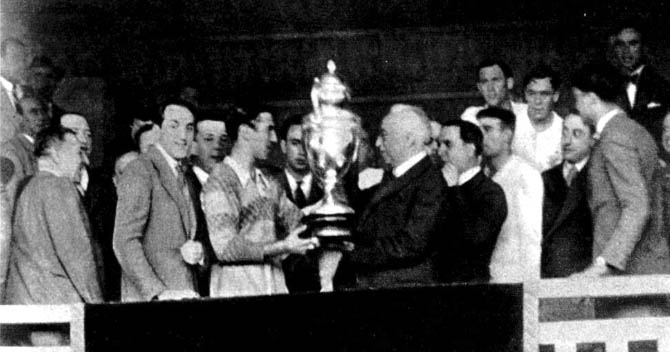File:Entrega copa rey a sevilla 1935.jpg