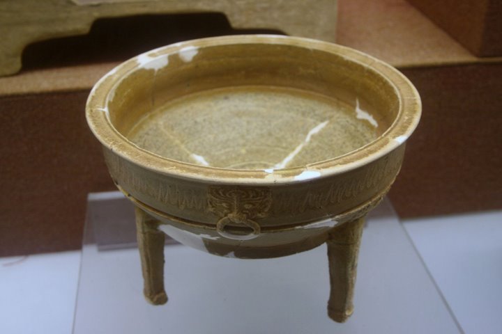 File:Western Han glazed pottery ding.JPG