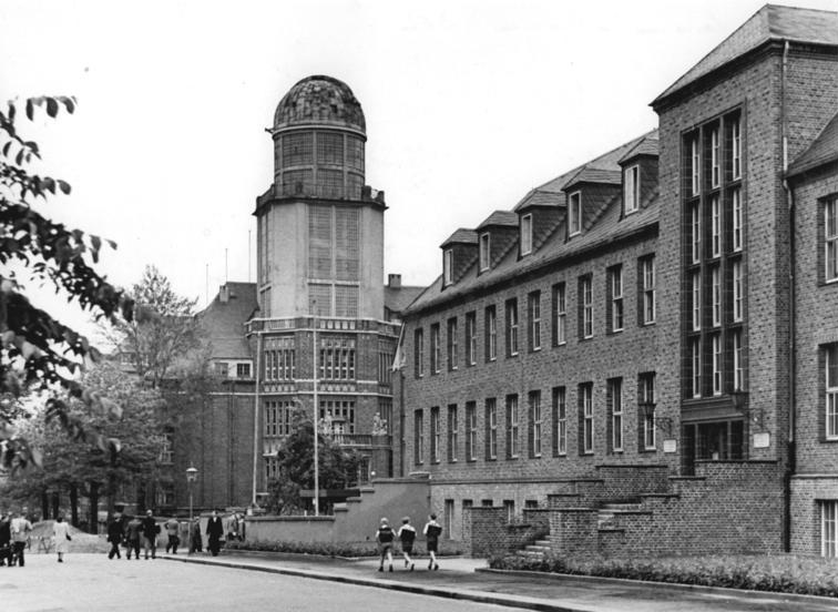 File:Bundesarchiv Bild 183-19820-0001, Dresden, Technische Hochschule, Observatorium, Beier-Bau.jpg