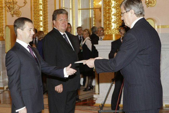 File:Dmitry Medvedev with Guy Trouveroy.jpg