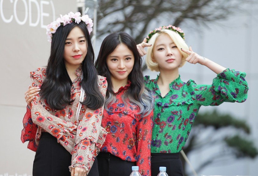 File:Ladies' Code at a fansign in Shinsegae inMarch 2016 03.jpg