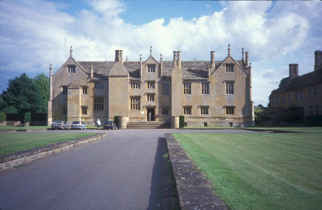 File:Barringtoncourt.jpg