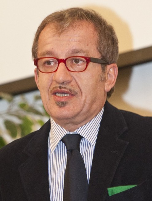 File:Roberto Maroni 2010 (cropped).jpg