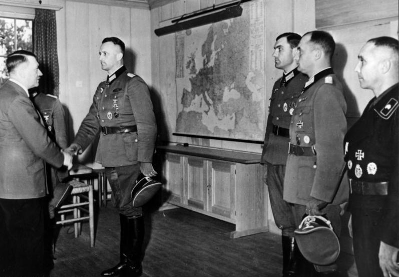 File:Bundesarchiv Bild 146-1993-136-11A, Wolfsschanze, Ordensverleihung durch Hitler.jpg