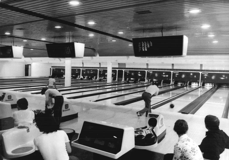 File:Bundesarchiv Bild 183-Z0318-030, Berlin, Sport- und Erholungszentrum, Bowlingbahn.jpg