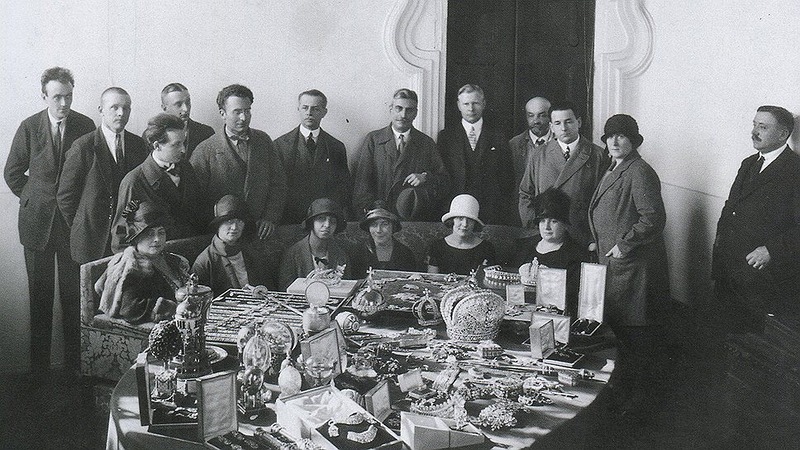 File:Imperial regalia of Russia - BW photo 4.jpg