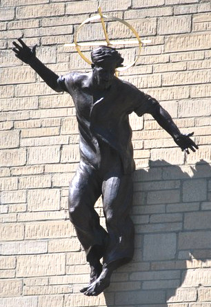File:Marcus Cornish' Christ sculpture at Uckfield, East Sussex.jpg