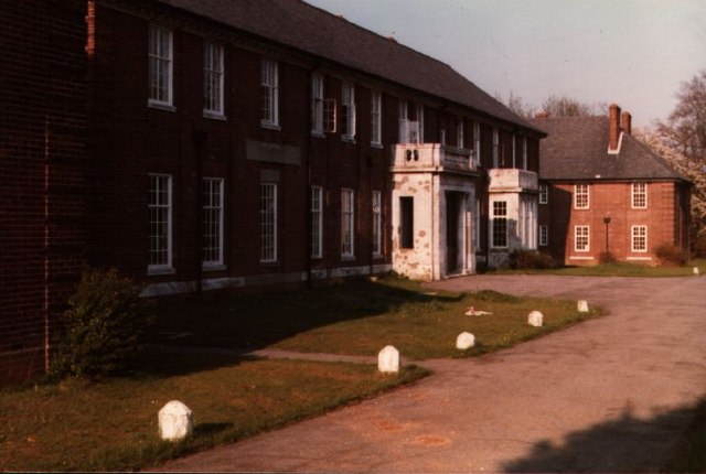 File:Officer's Mess Kenley Aerodrome 1979 - geograph.org.uk - 658040.jpg
