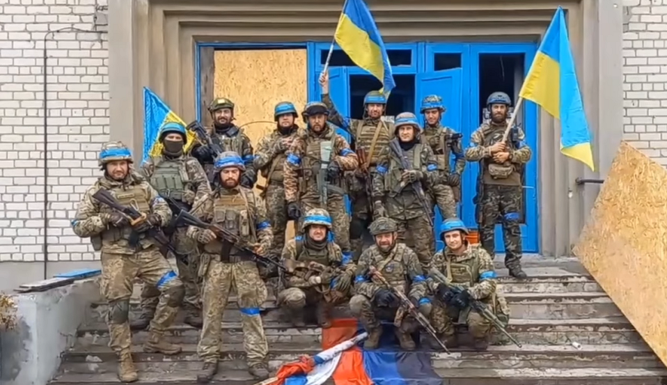 File:Військові в Новоселівці.png