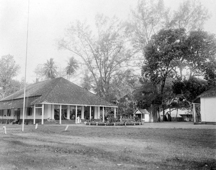 File:COLLECTIE TROPENMUSEUM Controleurswoning op Poelau Salajar TMnr 10015265.jpg