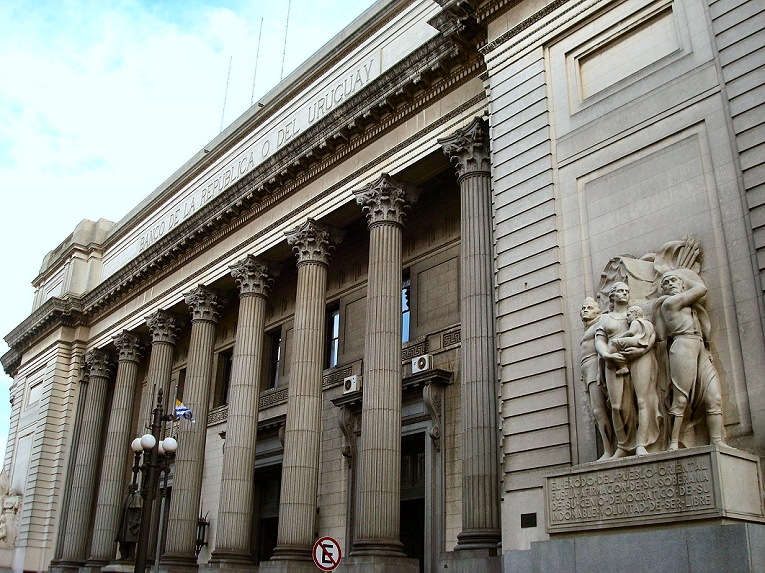 File:Casa Central del Banco República.jpg