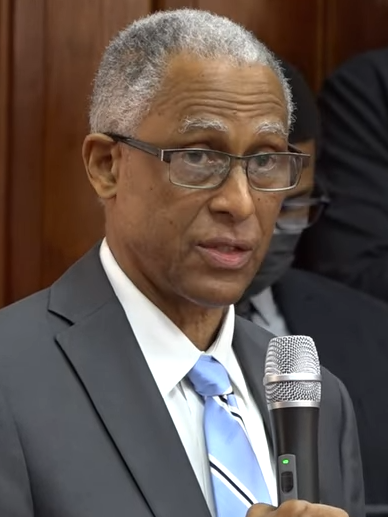 File:Adrian Saunders 2022.png