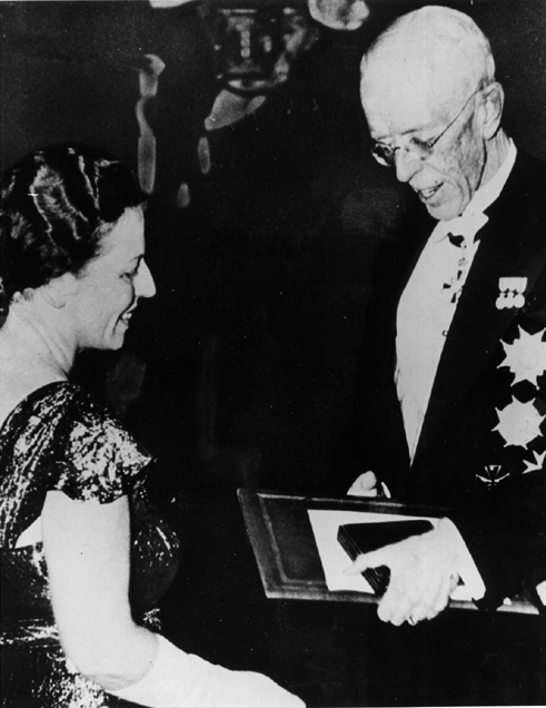 File:Pearl Buck and Swedish King.gif