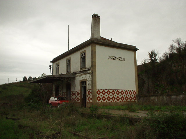 File:Antiga estação de Almendra.jpg